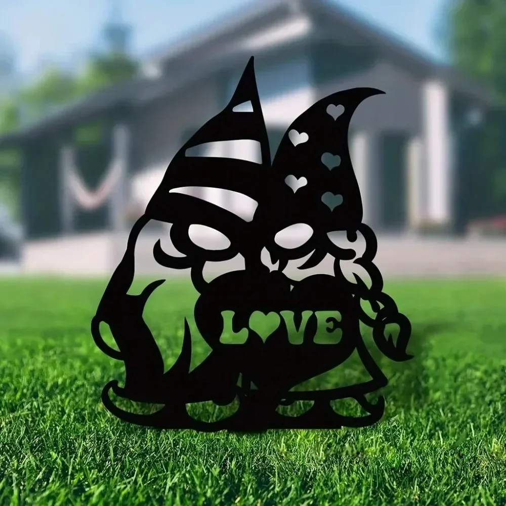 Великолепная металлическая вывеска для влюбленных во дворе: очаровательная в