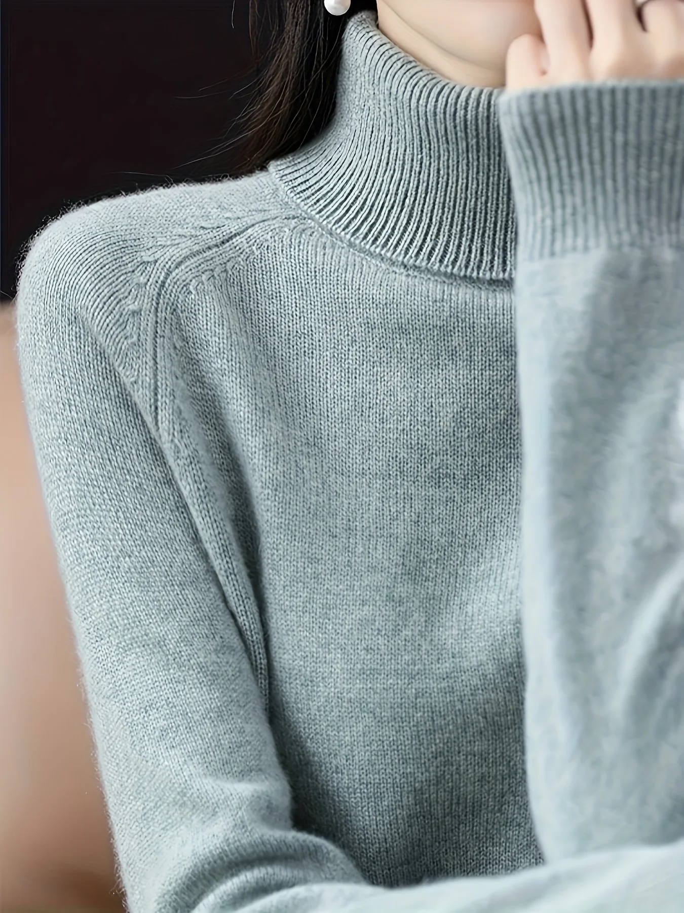 Уютный однотонный свитер с высоким воротником - женская одежда на осень и зиму