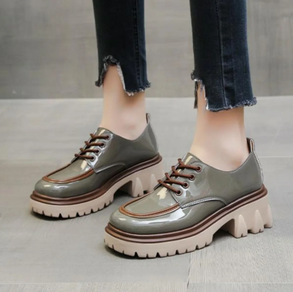 

Маленькие кожаные туфли в европейском стиле, женские туфли в британском стиле, новинка 2022, осенняя модная обувь на толстом каблуке с высокой...