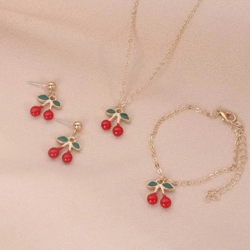 Ожерелье и серьги с подвеской в виде красной вишни