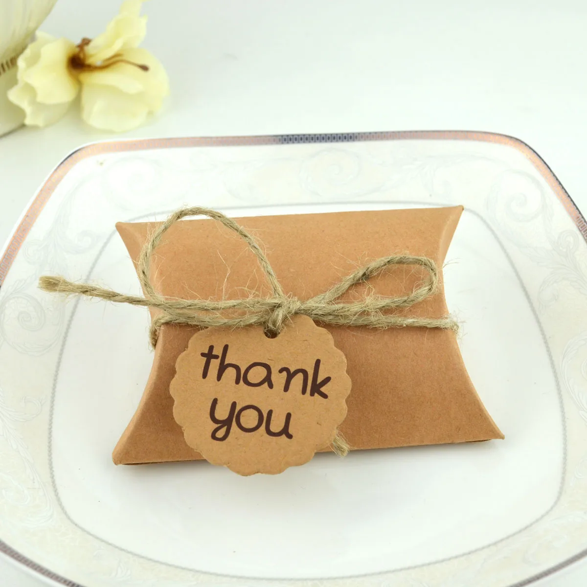 

100 Pcs Cute Kraft Paper Pillow Candy Box With Tags Gift Candy Boxes Wedding Favors Home Party Birthday Supply