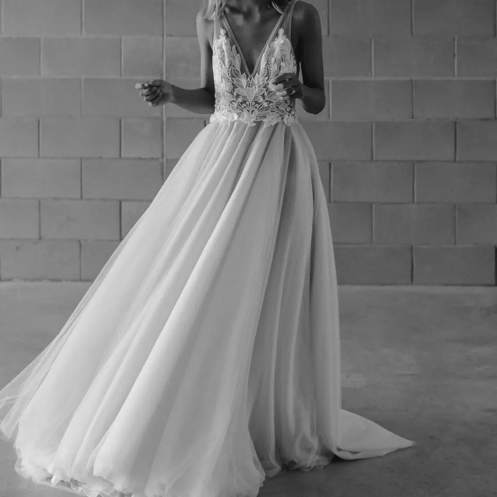 

Простое Тюлевое свадебное платье, изящные кружевные с V-образным вырезом, иллюзионные элегантные трапециевидные Свадебные платья на бретельках по индивидуальному заказу SWD701