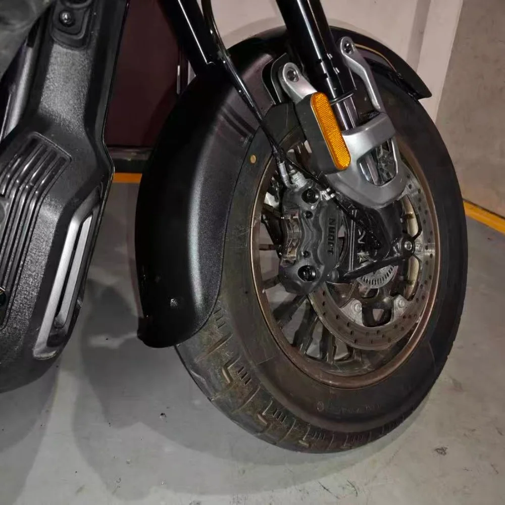 Фото Защитный кожух заднего колеса (брызговик) для VOGE CU625 Custom, удлиненный, глянцевый черный, из высокопрочной мягкой резины PA №4