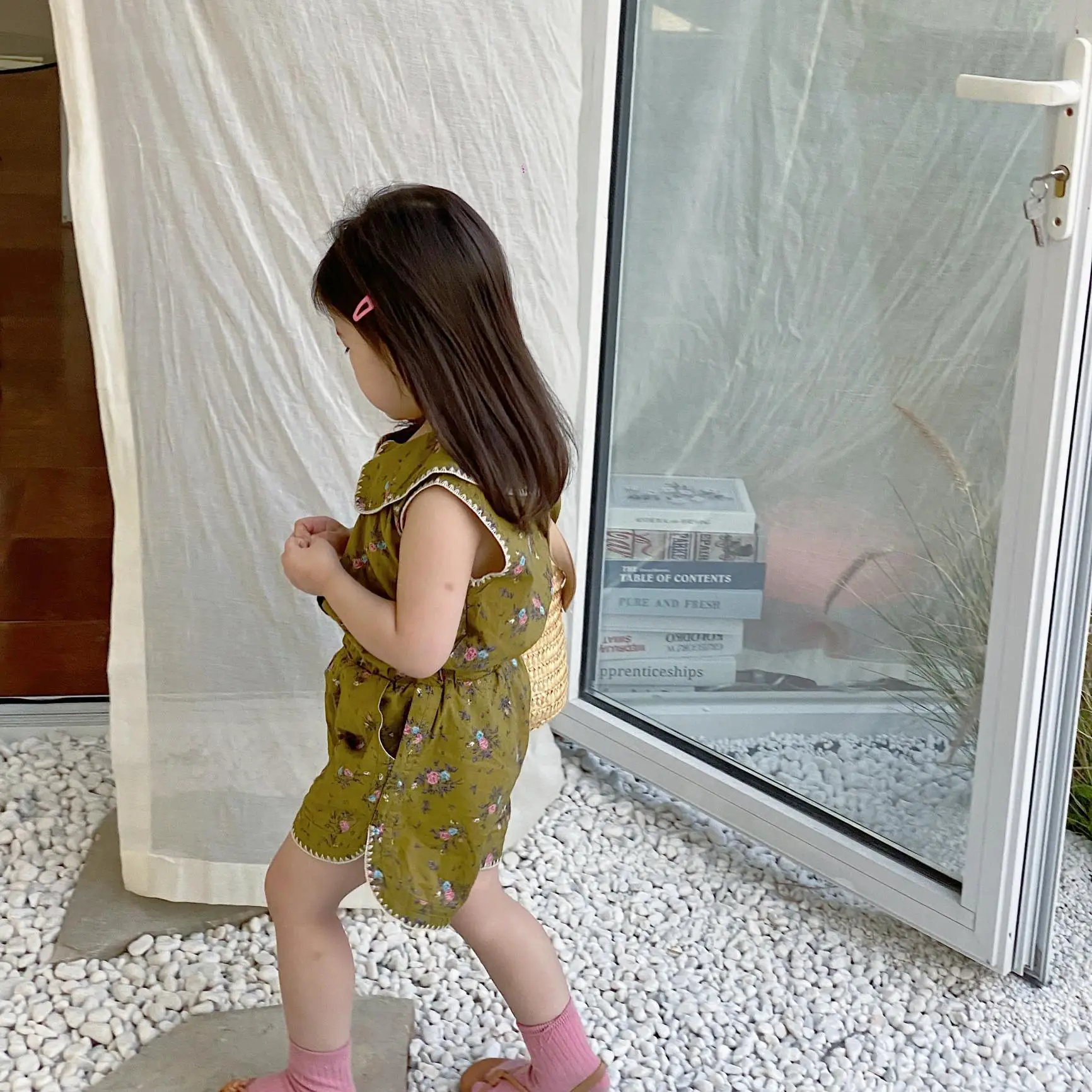 

Шорты с круглым вырезом, без рукавов, с эластичным поясом