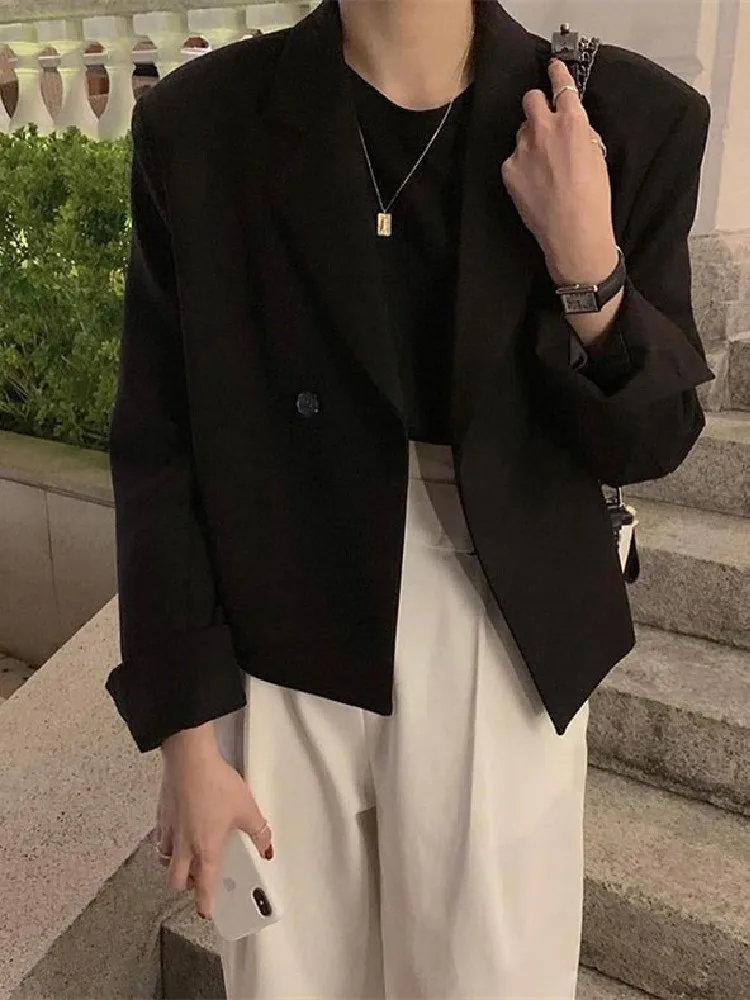 Куртка женская короткая однотонная с длинным рукавом и отложным воротником |