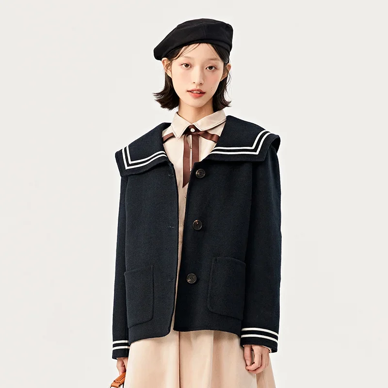 Женское Короткое шерстяное пальто с контрастным воротником зима 2023