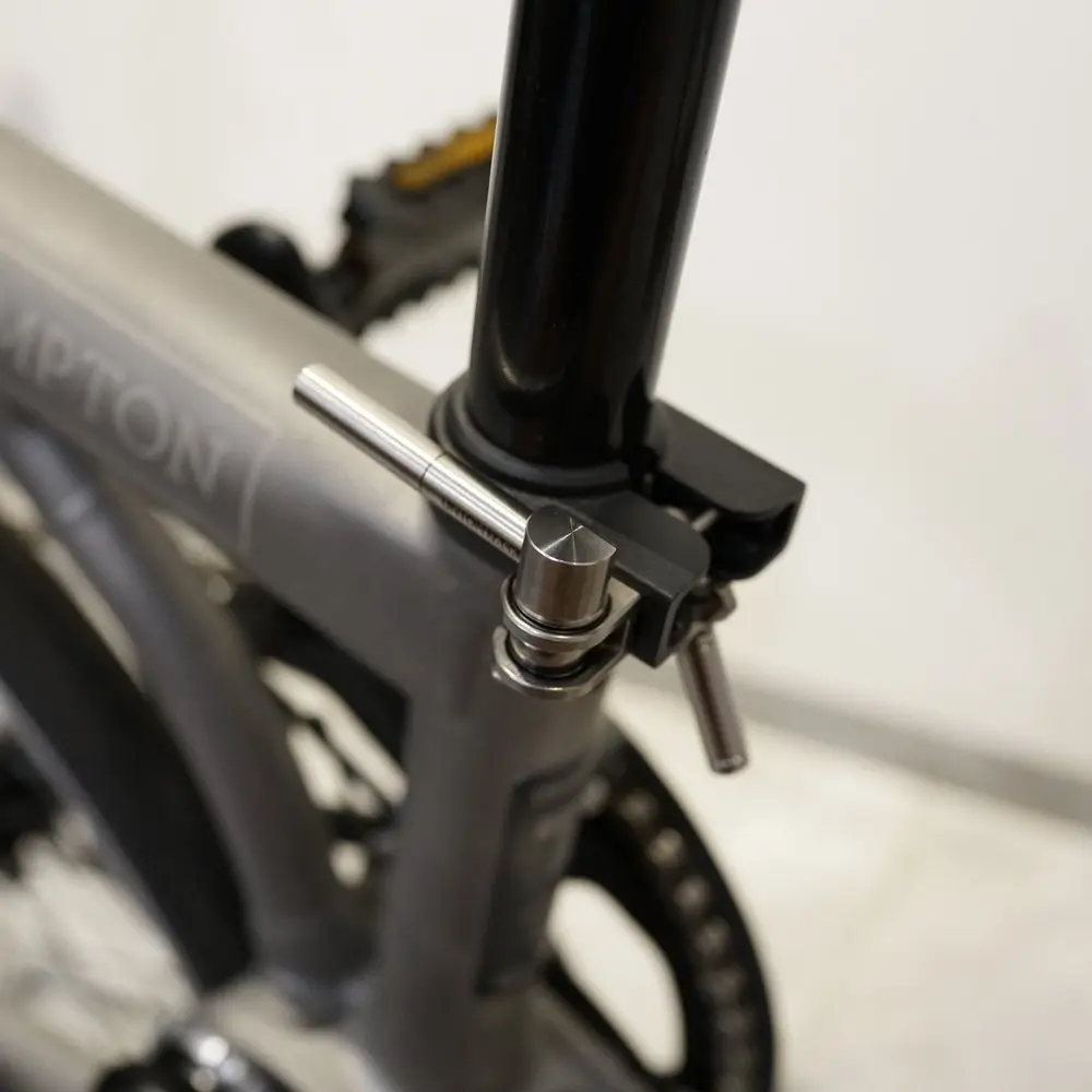 Фото Зажим для сиденья UnionJack Titanium для складных велосипедов Brompton A/C/P line, цветной зажим для сиденья TX4, складная застежка №4