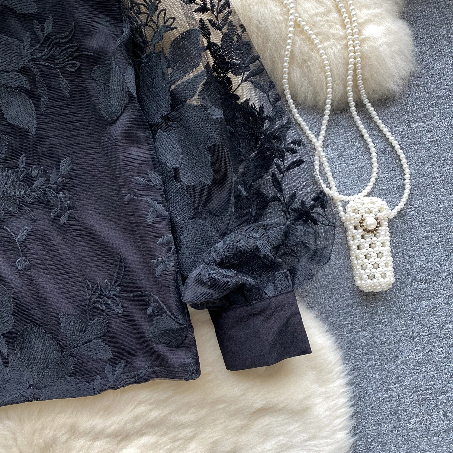 Элегантный винтажный топ с длинными пышными рукавами и воротником-стойкой