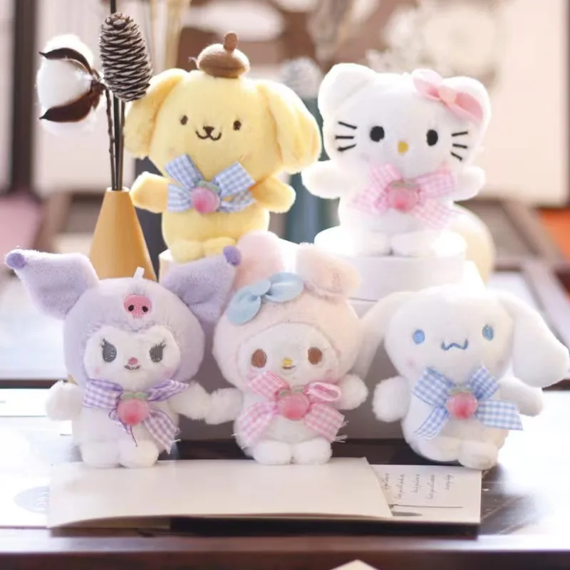 

Sanrio Peach BowTie Kawaii MyMelody Kuromi Cinnamoroll Kt Cat Purin Dog Plush Toy Anime Stuffed Animal Cute Plushie Pendant Doll