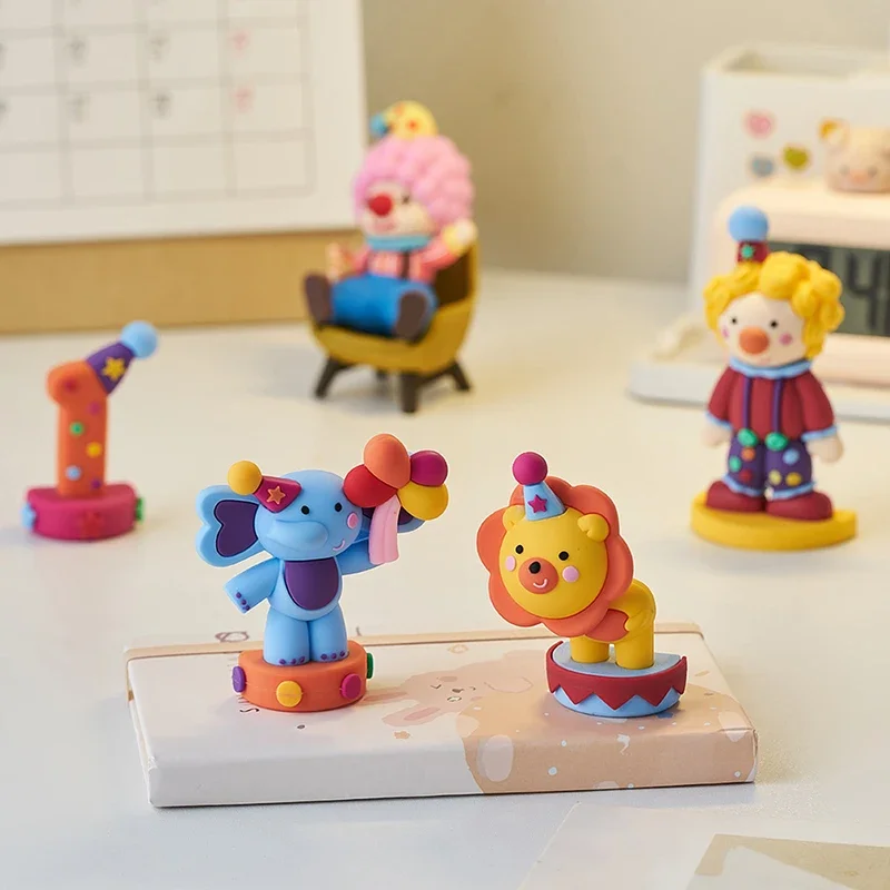 Очаровательные художественные цирковые клоуны с орнаментом. Миниатюрные