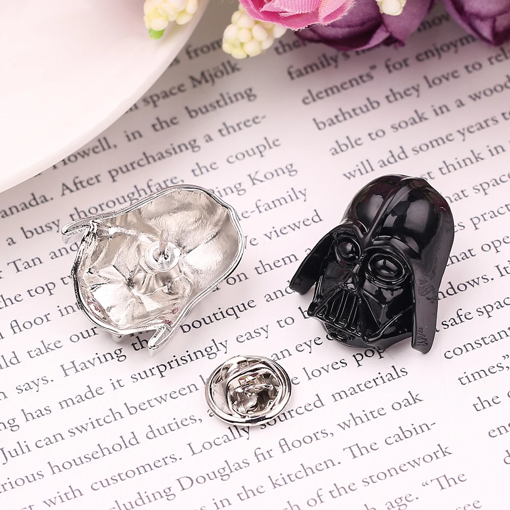 Металлическая брошь в виде шлема Дарта Вейдера из фильма Звездные войны - купить