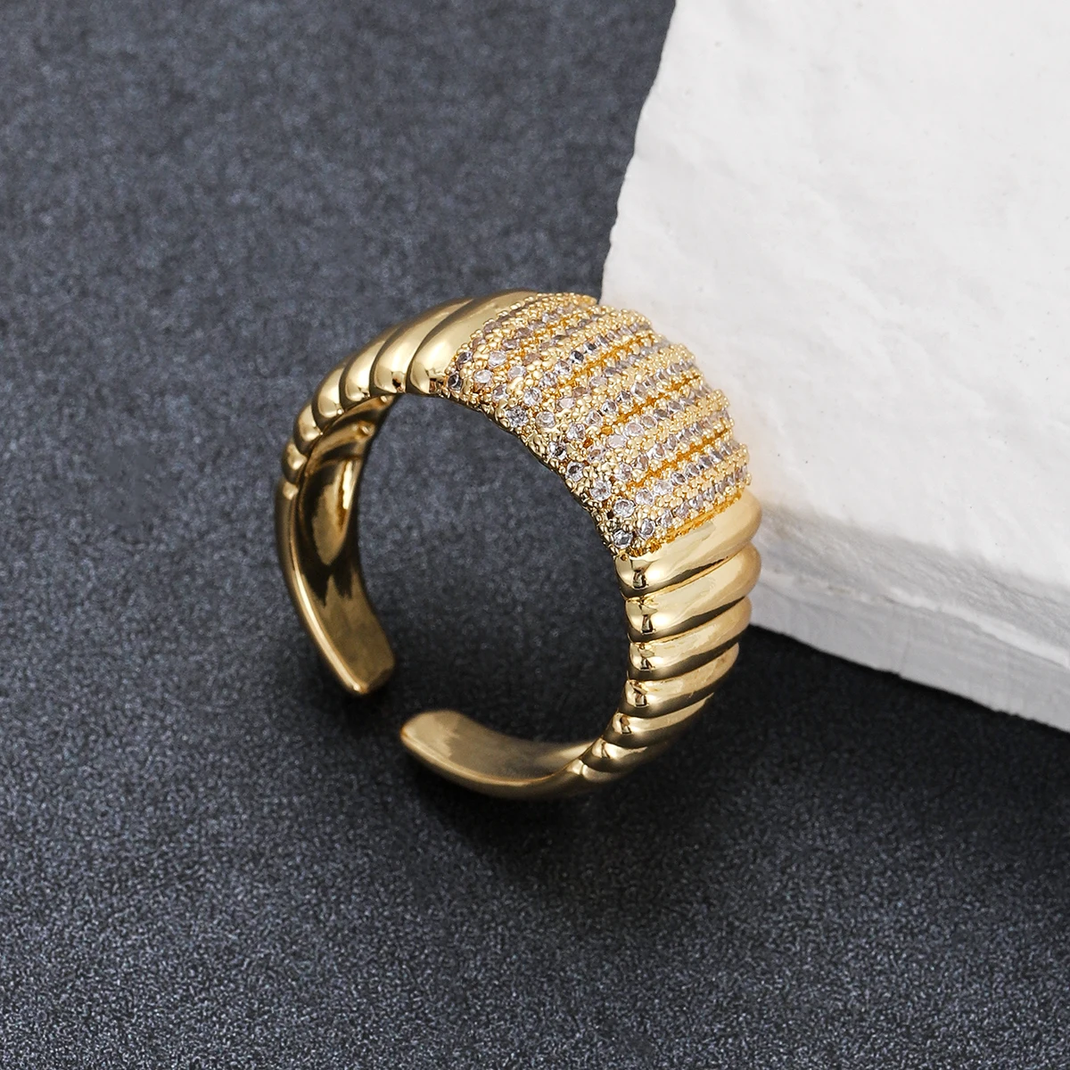 Изысканное женское кольцо в форме сердца с покрытием из 18-каратного золота