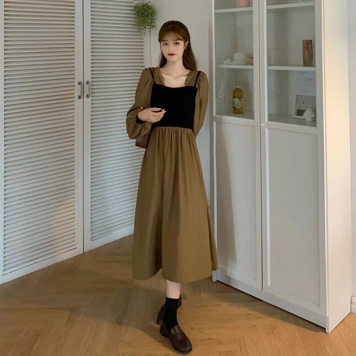 

Женское платье-жилет с длинным рукавом и квадратным вырезом