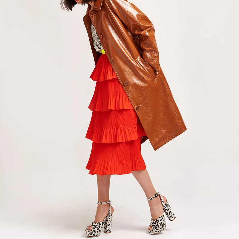 Женский плащ из натуральной кожи однобортный с отложным воротником и широким