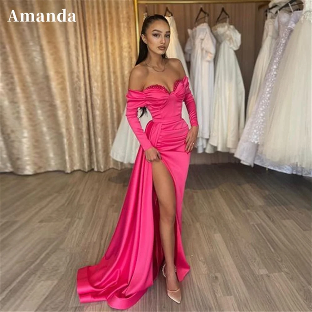 

Женское атласное платье с юбкой-годе, открытыми плечами и высоким разрезом