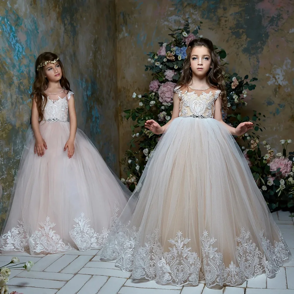 

A-Line Tulle Flower Girls Dresses Lace Appliques Sequined Crystal Long Pageant Gowns Simple Scoop Neck Short Sleeves Party Dress