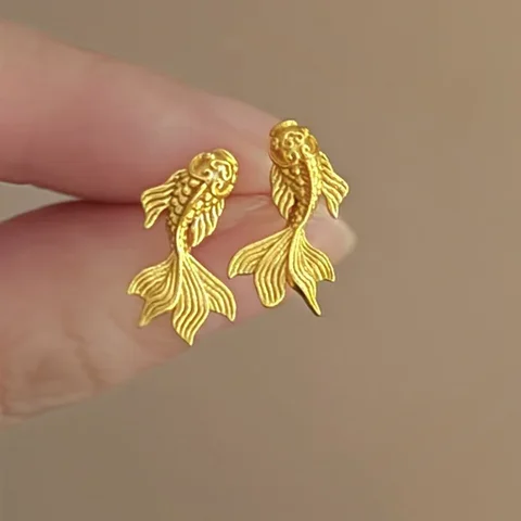 Модные крошечные серьги-гвоздики золотого цвета с золотой рыбкой для женщин, 2024, серьги Koi, персонализированные модные универсальные ювелирные изделия для повседневной носки