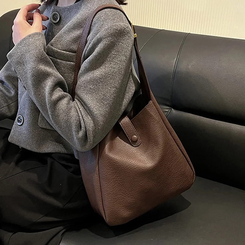 

Винтажные кожаные женские сумки-ведра через плечо 2023, трендовые дизайнерские сумки через плечо, Женские однотонные сумки с широким ремнем н...