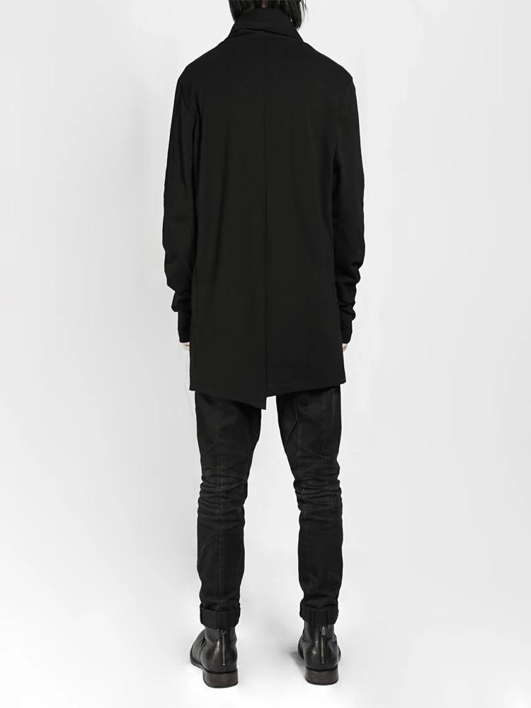 Одежда в авангардном стиле длинный пуловер-водолазка с разрезами и длинным