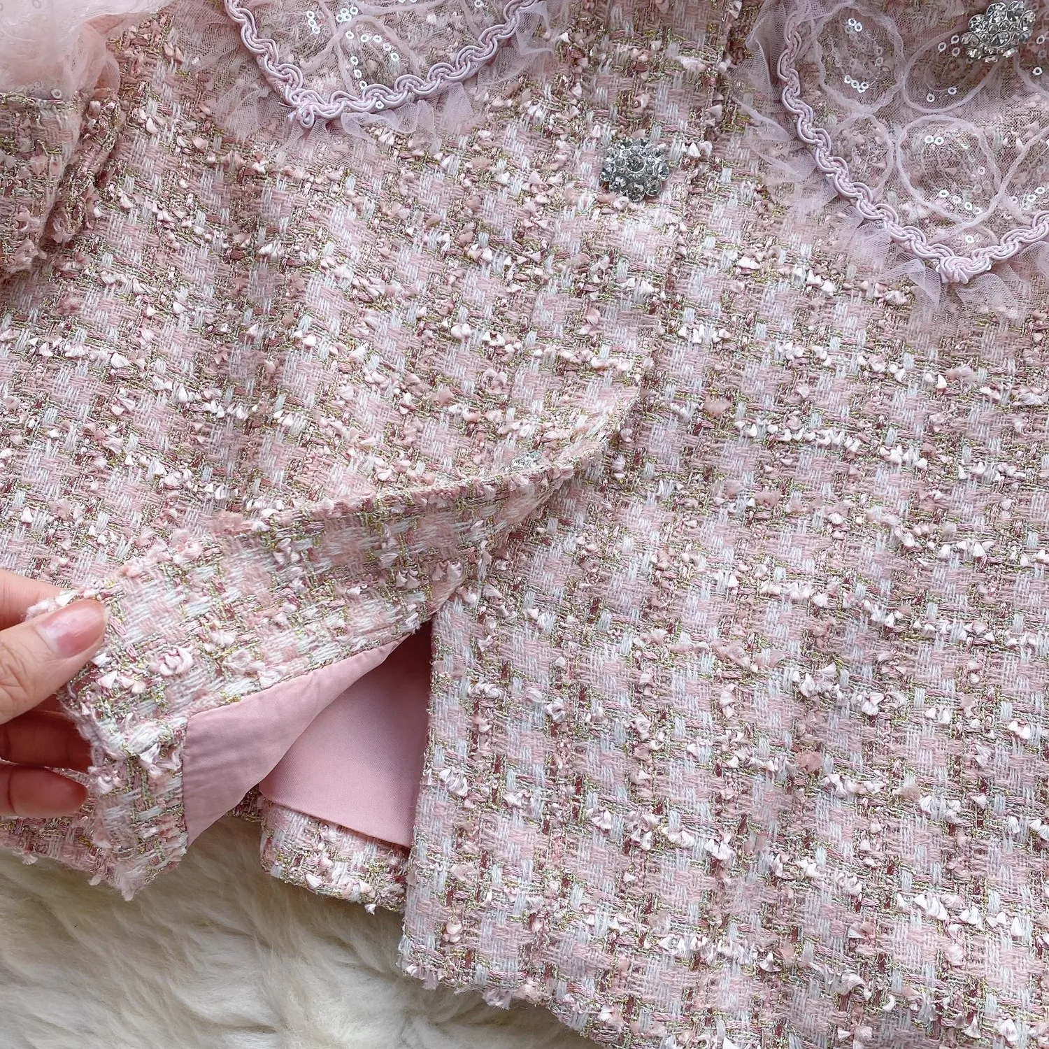 Женское твидовое платье с оборками розовое воротником отделанным блестками