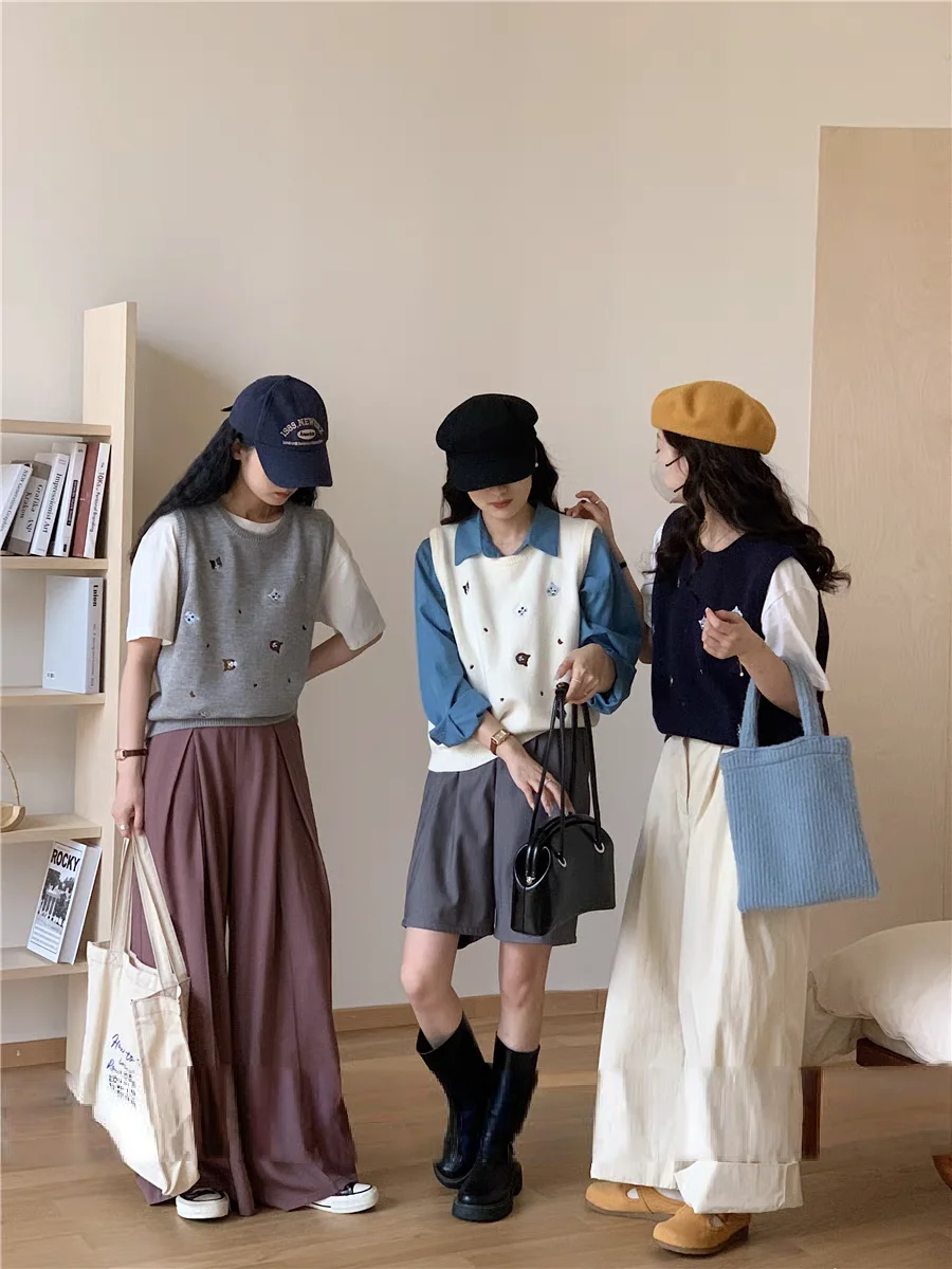 Жилет женский трикотажный с вышивкой в виде забавного кота весна 2024