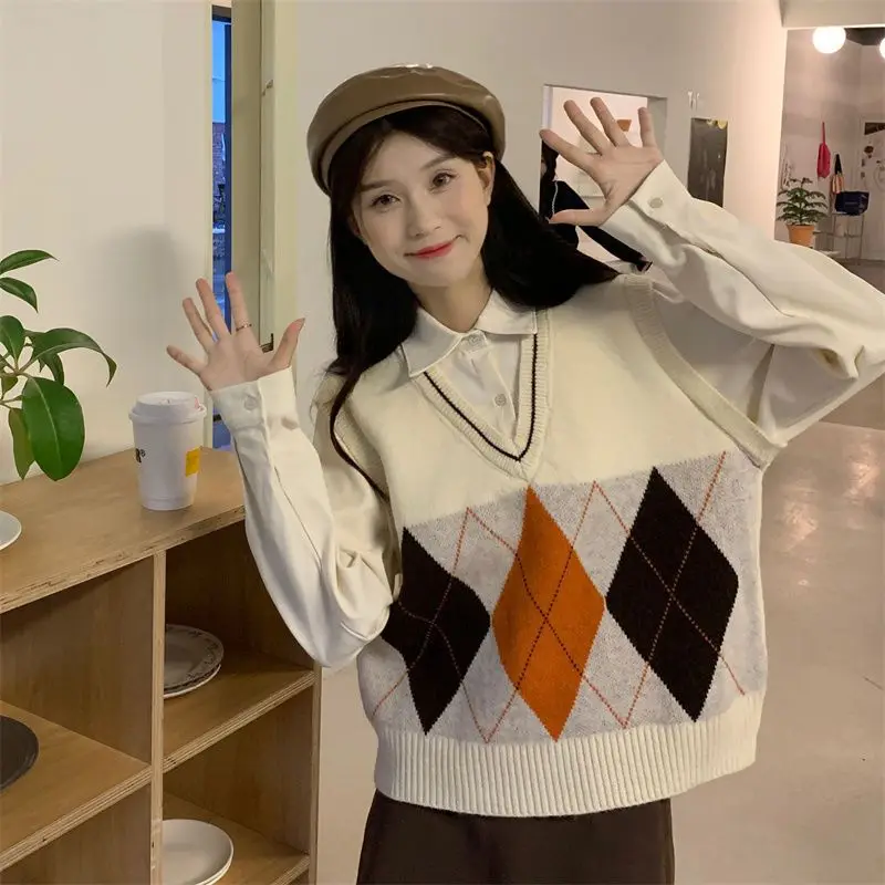 Женский классический свитер в стиле преппи с узором ромбиками