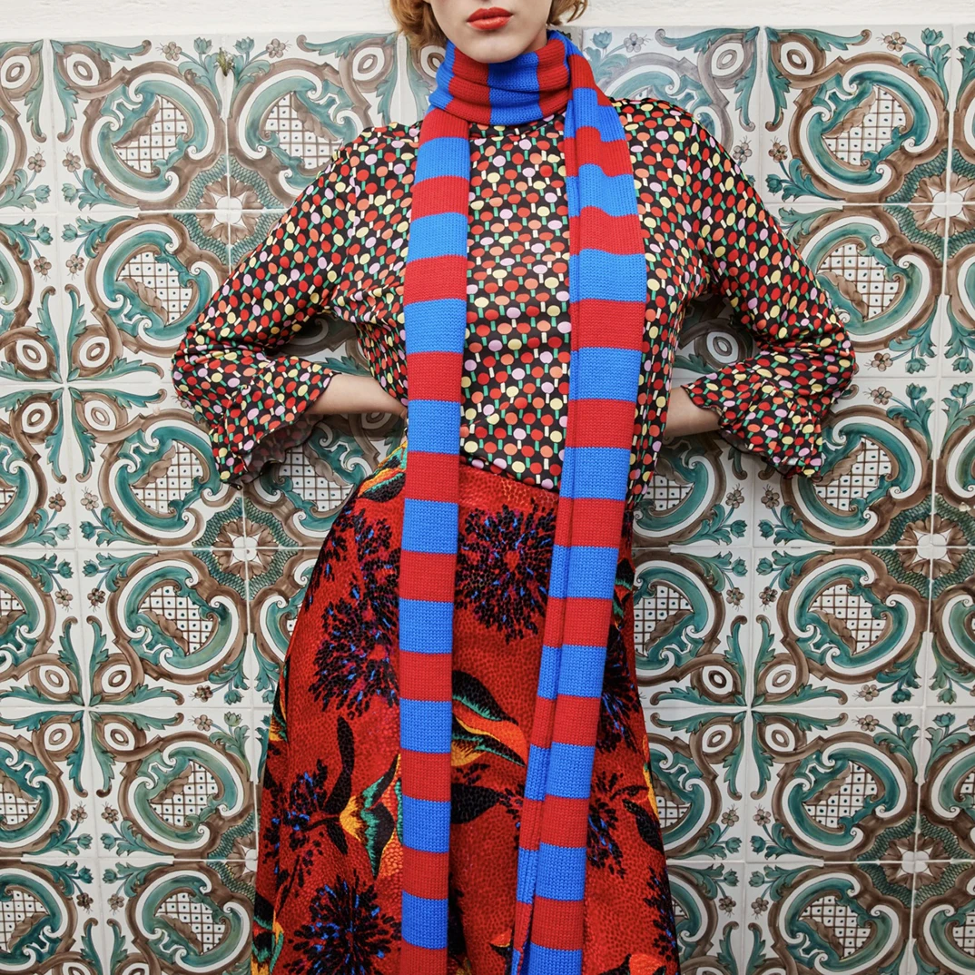 

Новое поступление 2023 высококачественное Белое Мини-Платье-рубашка с отложным воротником и длинным рукавом с цветочной вышивкой