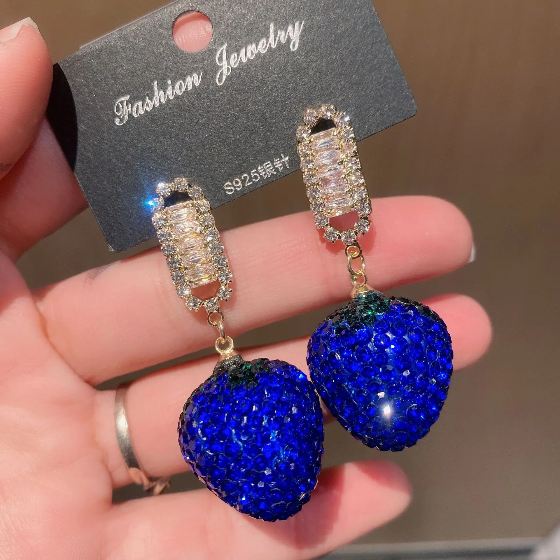 Женские серьги в виде клубники с микро-инкрустацией из циркония высокого