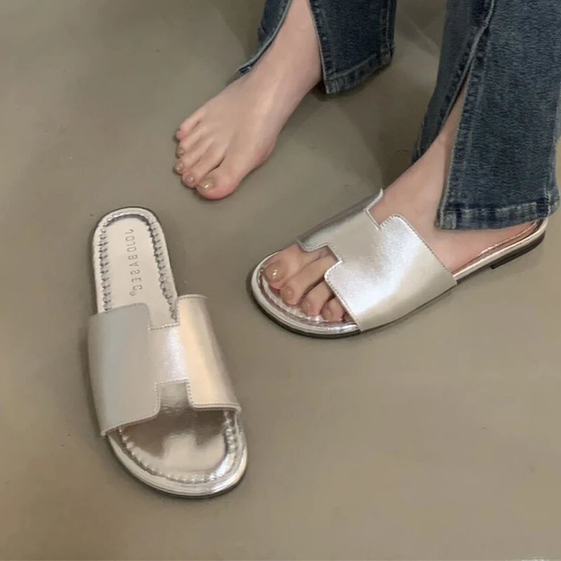 

Шлепанцы женские на плоской подошве, дизайнерские сандалии, пляжная обувь с ремешком на пятке, повседневные шлепанцы, домашние мягкие тапоч...