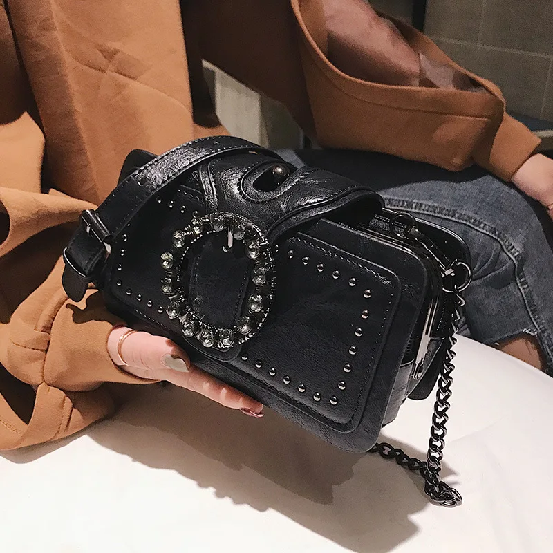 

Winter Fashion Female Small Bag 2022 New Tide Port Wind Restoring Ancient Ways Chain Small Bread Joker Inclined Shoulder Bag