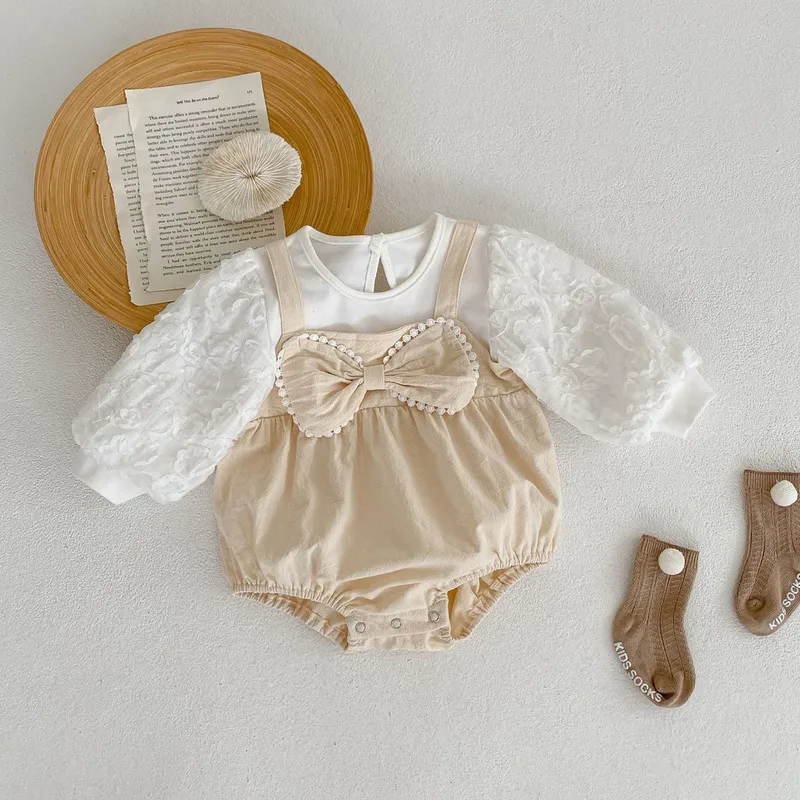 

Товары для новорожденных Одежда для маленьких девочек с имитацией двух кружевов жаккардовые комбинезоны с длинным рукавом с бантиком конф...