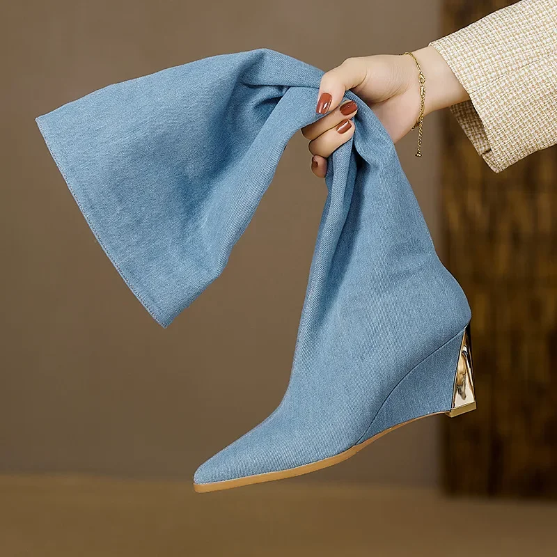 Высокие сапоги до колена на металлической танкетке с острым носком джинсовые Spice