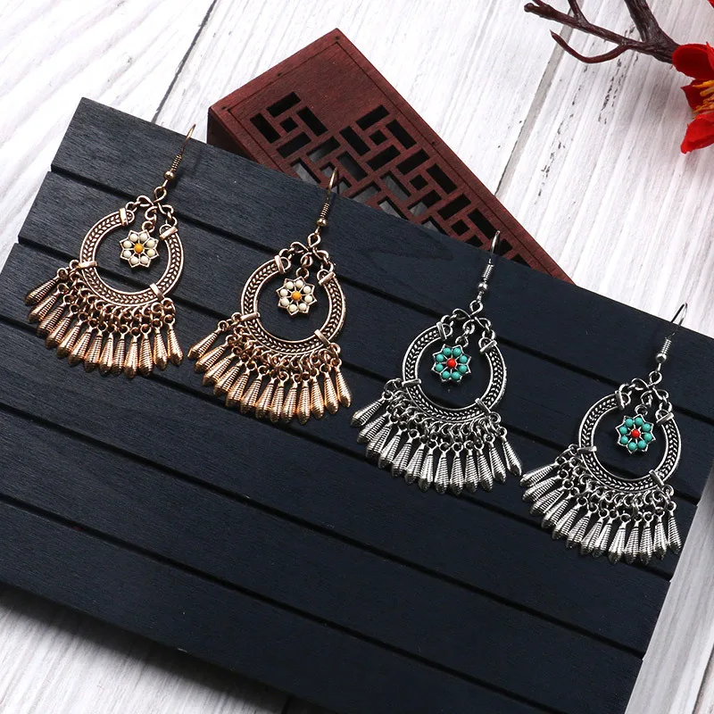 

Bohemian Ethnic Fashion Fashion Geometric Oval Alloy Pendant Earrings Inlaid Rice Beads Flower Accessories Wholesale