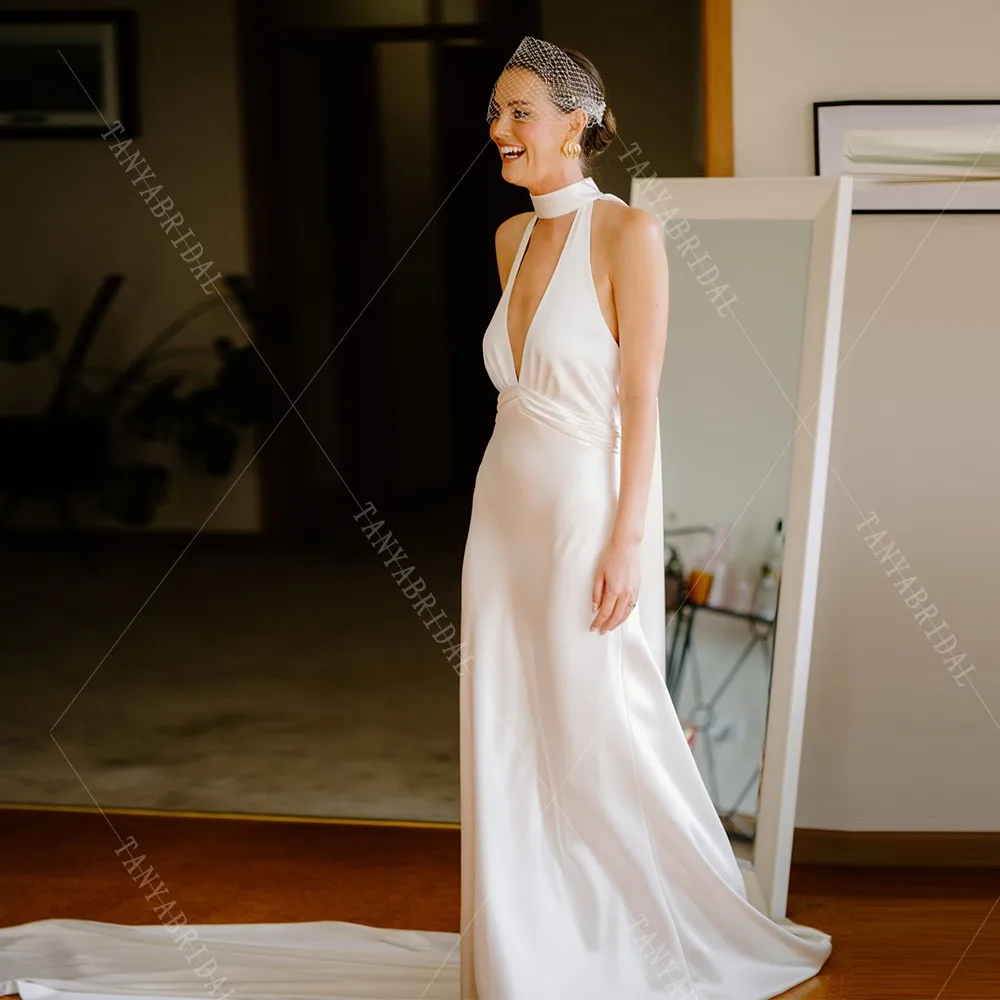 Мягкое атласное свадебное платье с глубоким V-образным вырезом и открытой спиной