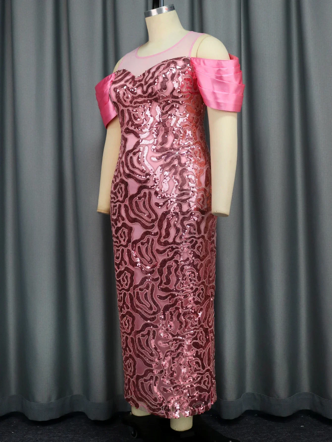 Женское вечернее платье с блестками розовое блестящее длинное открытыми плечами