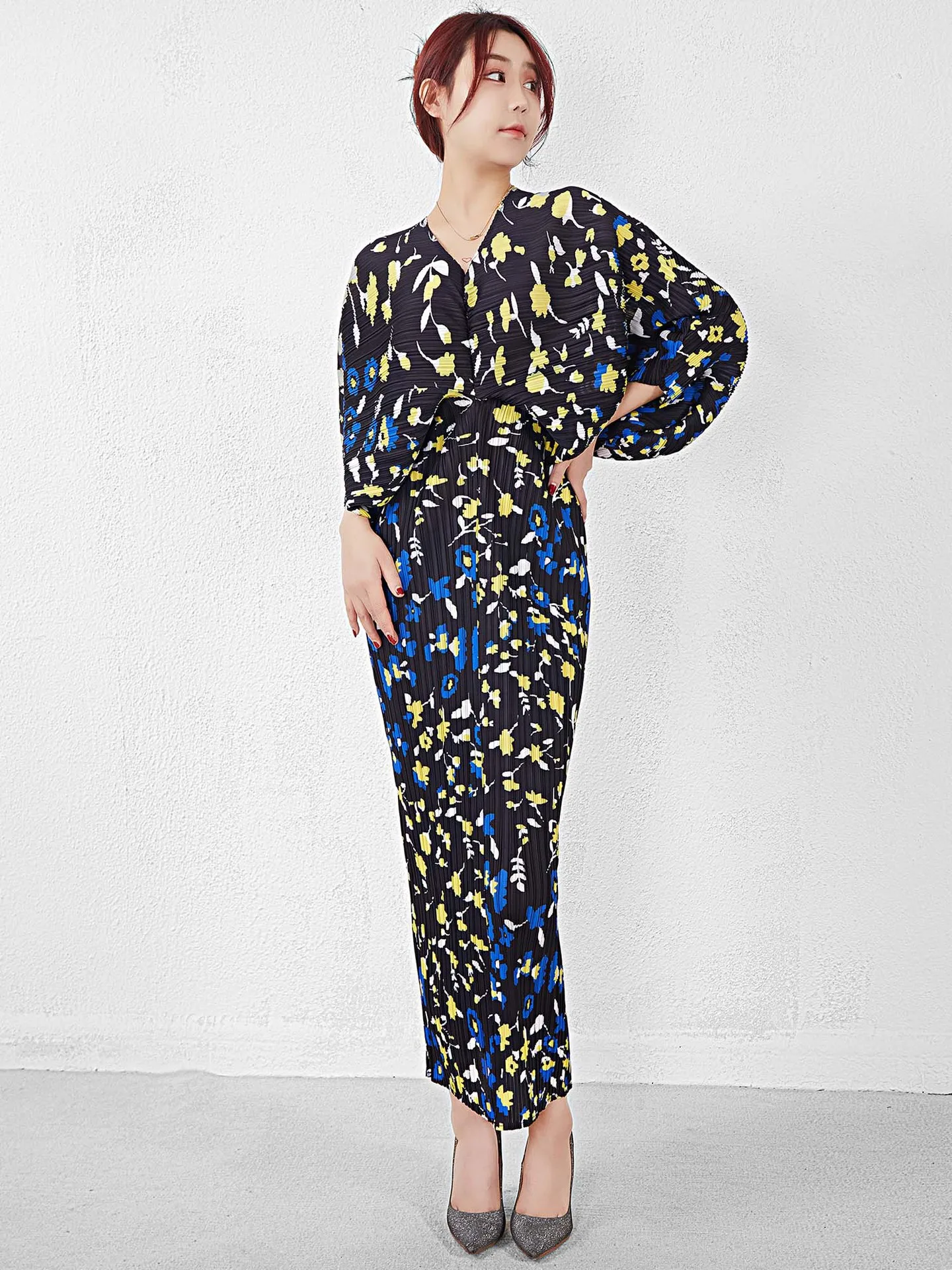 

Женское платье с V-образным вырезом и принтом в западном стиле