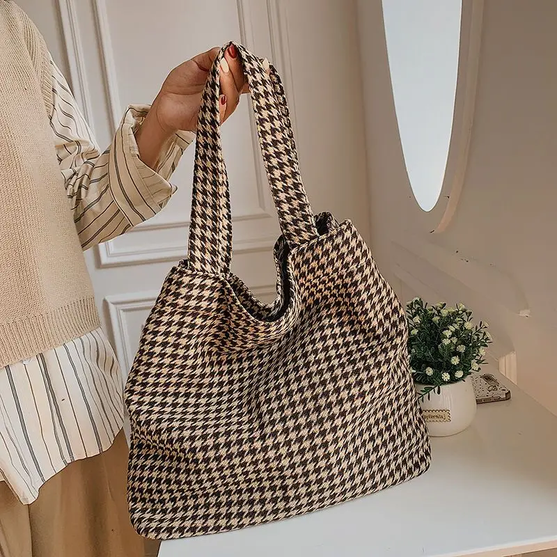 

Large-capacity Plaid Handbag New Trend Simple One-shoulder Underarm Bucket Bag Handbag Women Women Bag