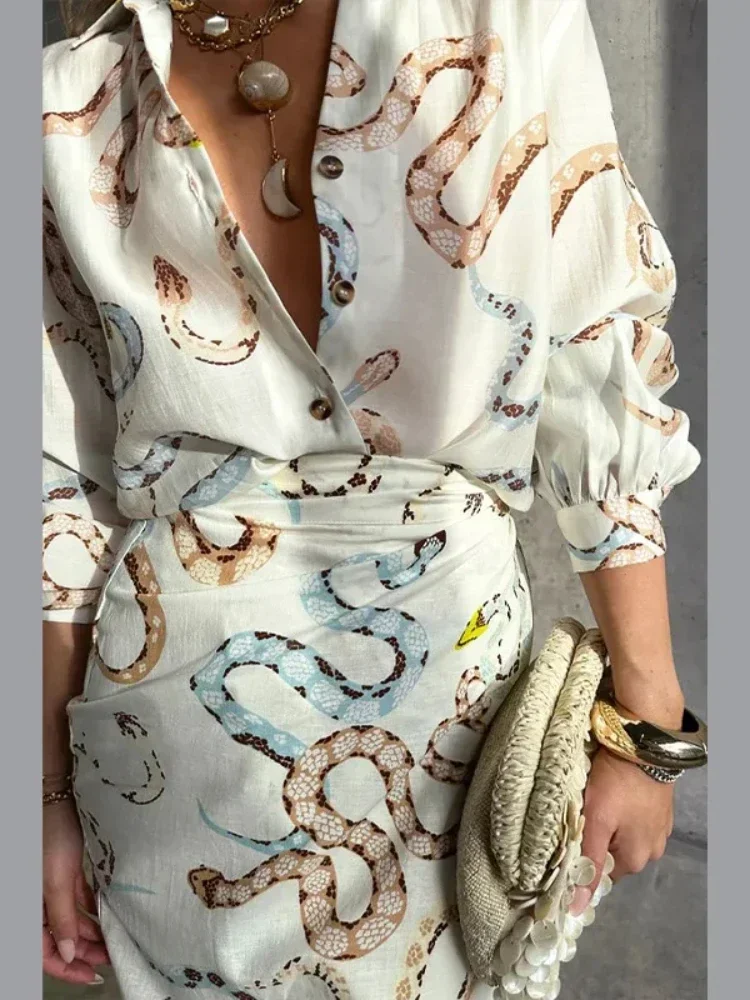 Женская однобортная юбка-рубашка с длинным рукавом и разрезом