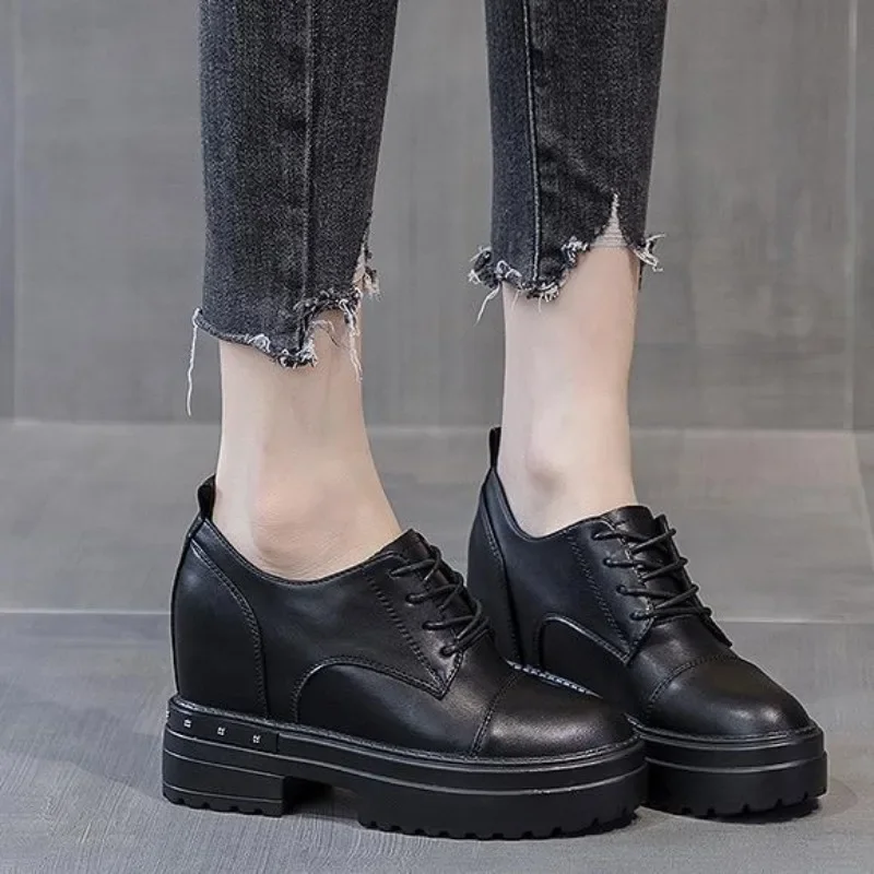 Женские ботинки из натуральной кожи на платформе и каблуке 9 см