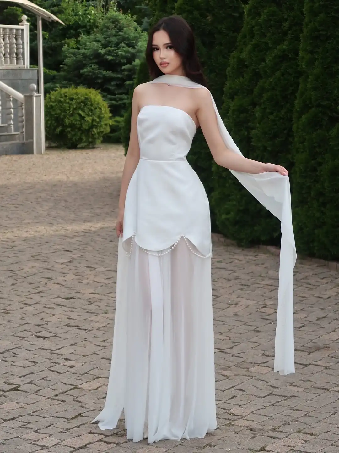 Фото Белое атласное платье-русалка с высоким воротником, тюлевым пальто-накидкой, асимметричным подолом и жемчужной отделкой для женщин – элегантное вечернее платье, нарядное платье для торжественных мероприятий. №1