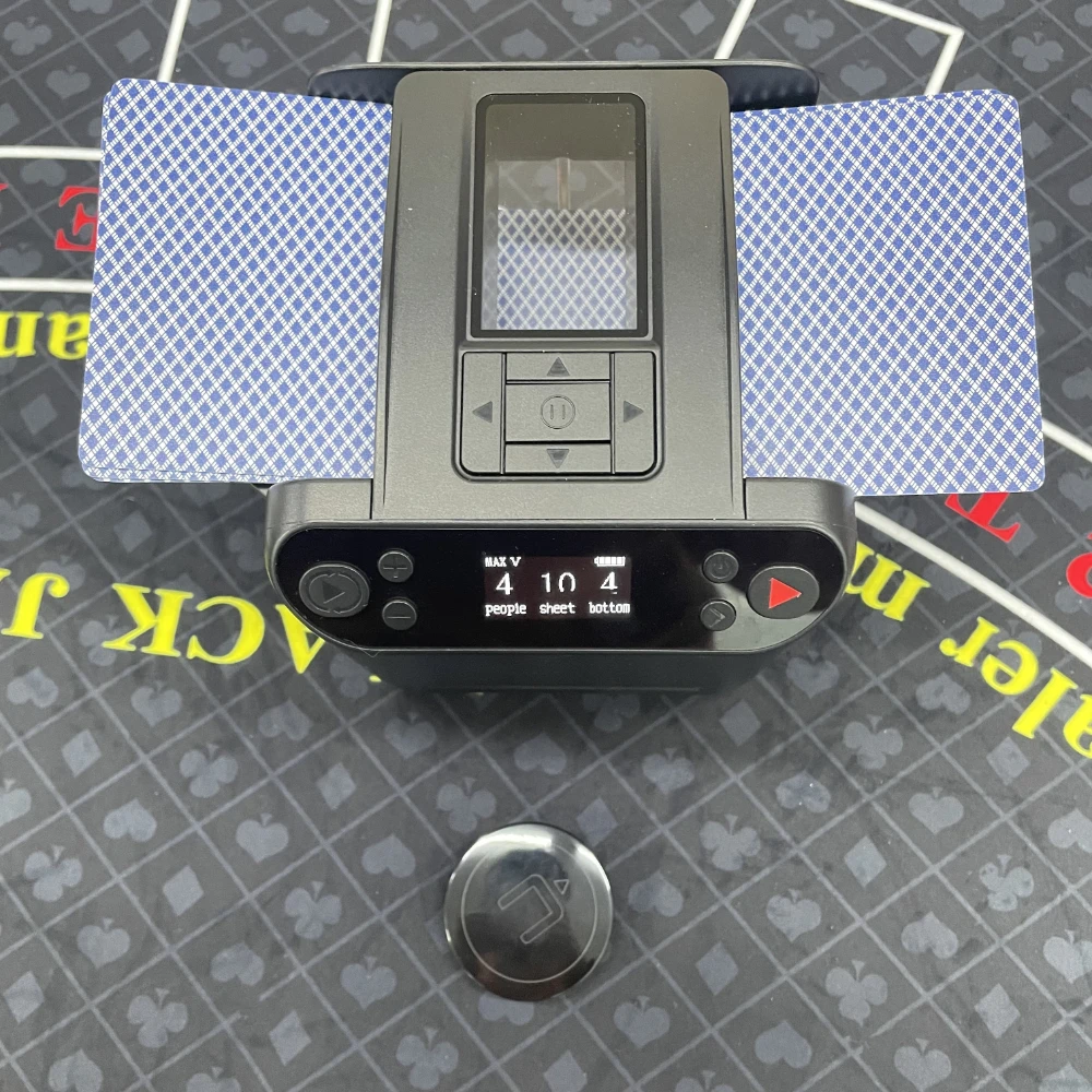 Автоматический дилер распределяет устройство для перемешивания игральных карт