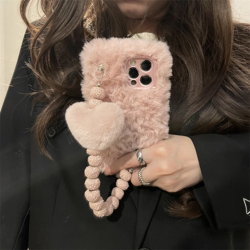 

Luxury Love Heart Hair Ball Bracelet Phone Case For iPhone 13 12 11 Pro Max XR Xs 7 8 Plus Fashion Winter Pink Plush Soft Cover