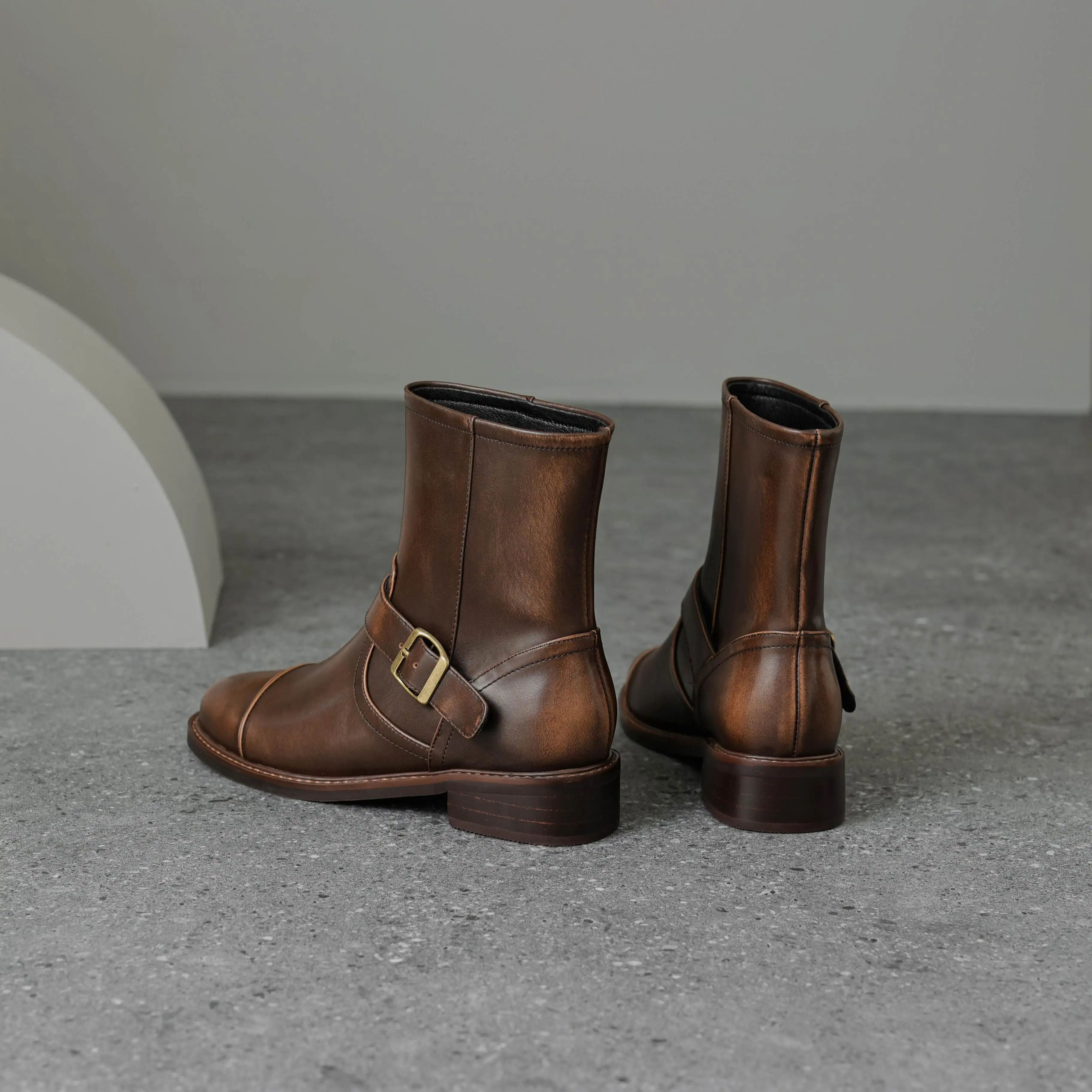 Женские мотоциклетные ботинки на среднем каблуке с ремешком и пряжкой