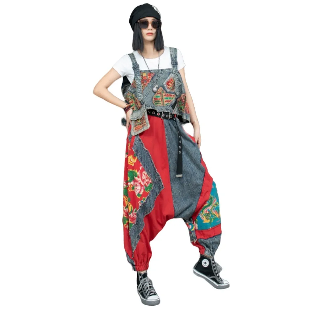 Джинсовый жилет в стиле пэчворк с принтом китайском + висячие брюки контрастного