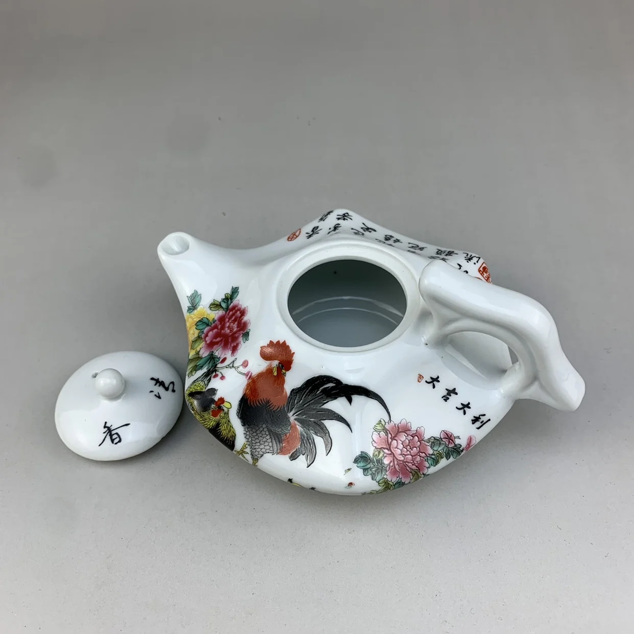

Collect ancient porcelain pieces of pastel rooster in the Republic of China, octagonal teapot