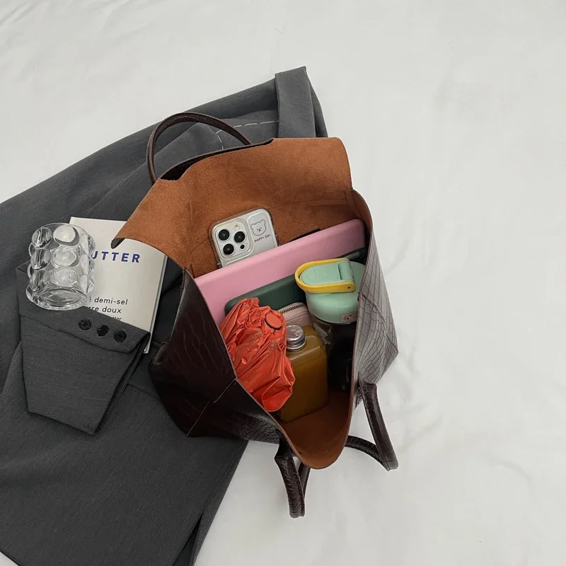 Роскошная женская сумка с крокодиловым узором и короткой ручкой через плечо 2024