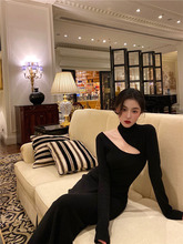 Vestido negro con hombros descubiertos para mujer...