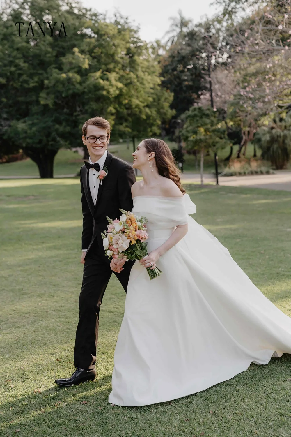 Женское атласное свадебное платье элегантное ТРАПЕЦИЕВИДНОЕ ПЛАТЬЕ со шлейфом и