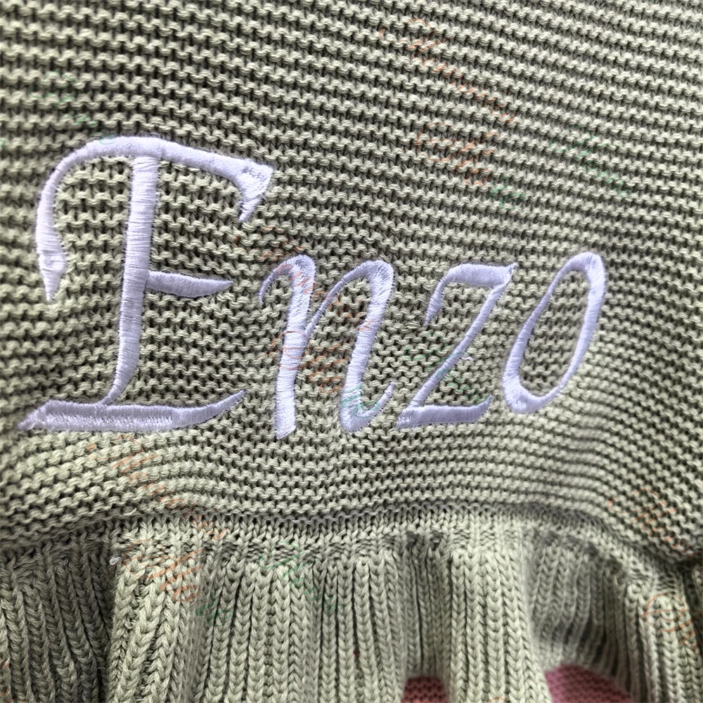 Персонализированное детское одеяло с оборками по краям вязаное вышивкой имени