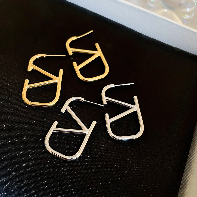 

Серьги-кольца золотого и серебряного цвета, квадратные V-образные висячие серьги с буквами, простые металлические серьги в европейском и американском стиле для женщин
